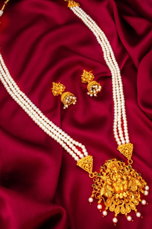 Dazzling Gold Plated Studded Necklace Set